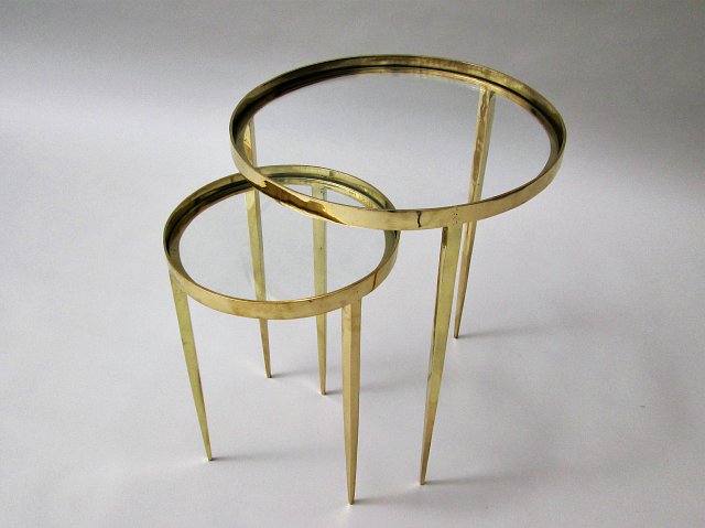 Small round  tables in brass, with glass top. In large and medium.